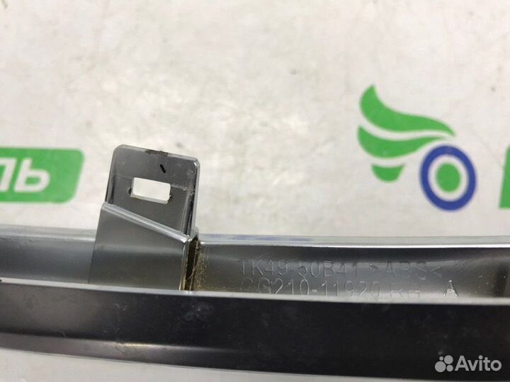 Молдинг решетки радиатора передний правый Mazda