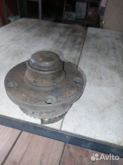 Задняя ступица с цапфой Audi 100 C4 A6 C4