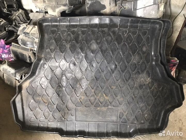 Пластиковый полик багажника ваз