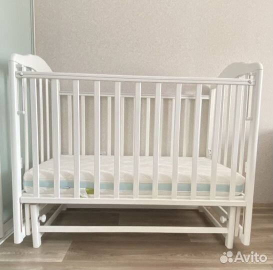 Кровать детская с маятником, матрасом и бортиками