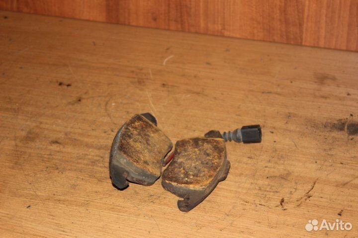 Тормозные колодки переднее левое Volkswagen Golf 6