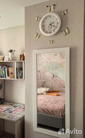 Зеркало настенное в белой раме