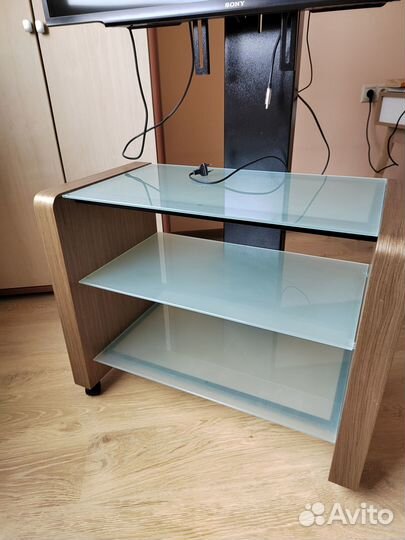 Тумба под телевизор с кронштейном