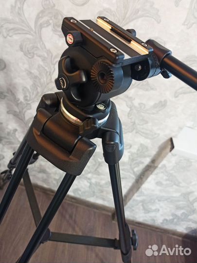 Штатив для фотоаппарата профессиональный