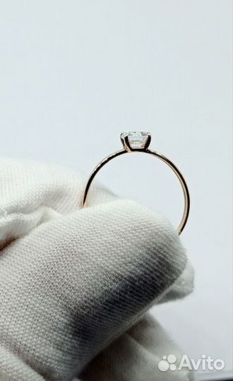Золотое кольцо с камнем 17р