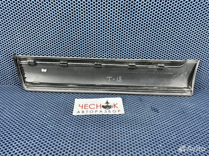 Молдинг задней правой двери VW Touareg 2002-2010