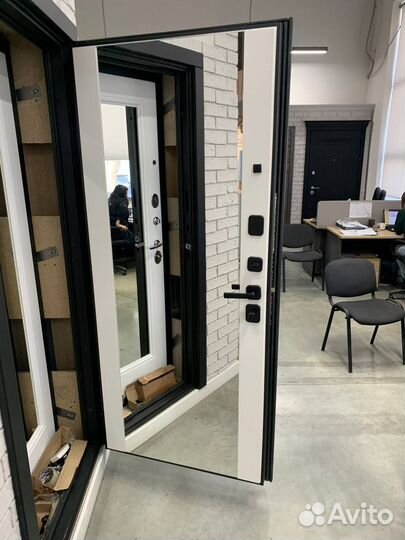 Дверь входная с зеркалом