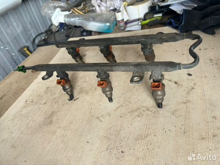 Рампа с форсунками Chrysler Stratus седан 6G73