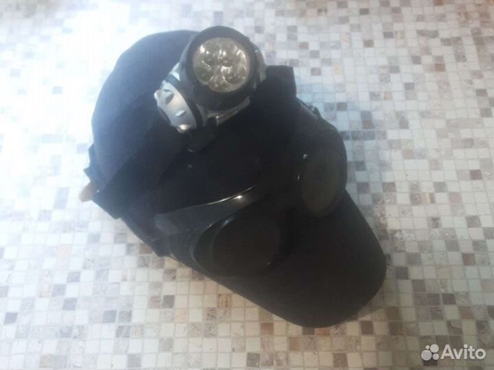 Каскетка, защитные очки и налобный фонарь