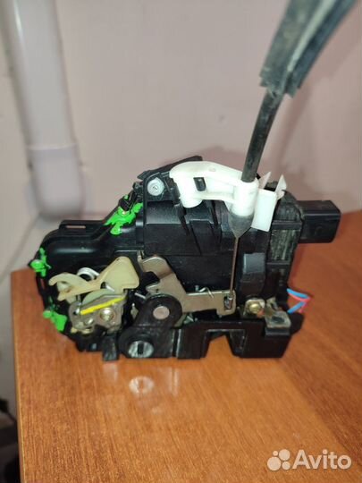 Замок задней левой двери на VAG