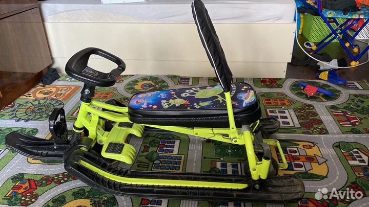 Детский снегокат со спинкой и колесами