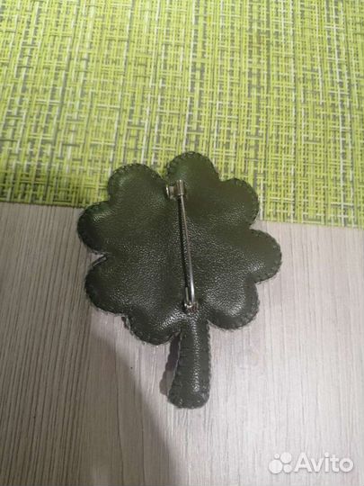 Брошь клевер