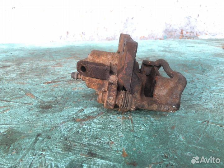 Суппорт тормозной передний левый Renault Logan