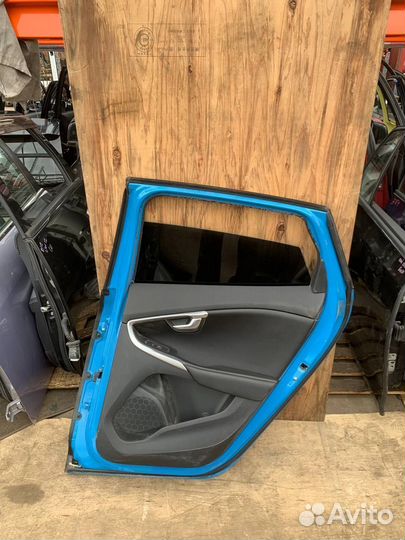 Правая задняя дверь Вольво V40 2 поколение дефект
