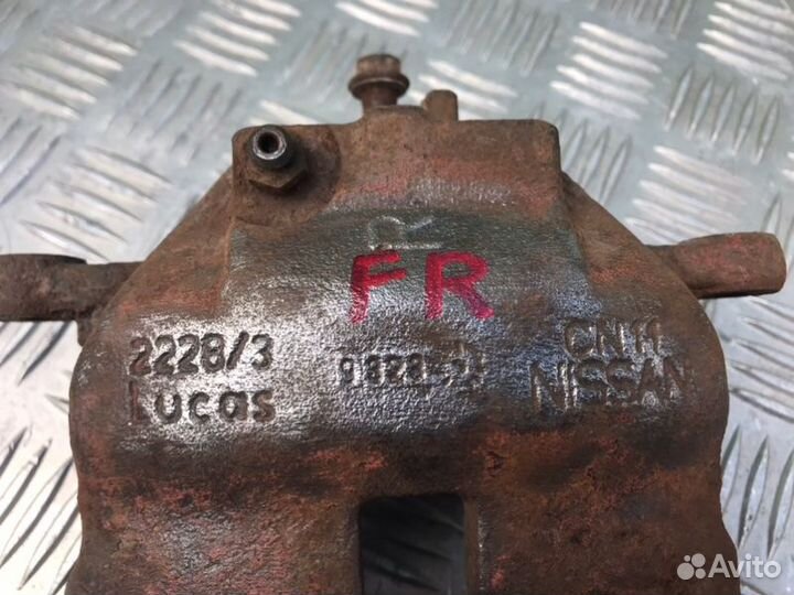 Суппорт передний правый Nissan Primera P11 GA16