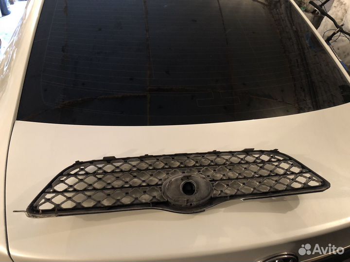 Продам решетку радиатора на toyota corolla