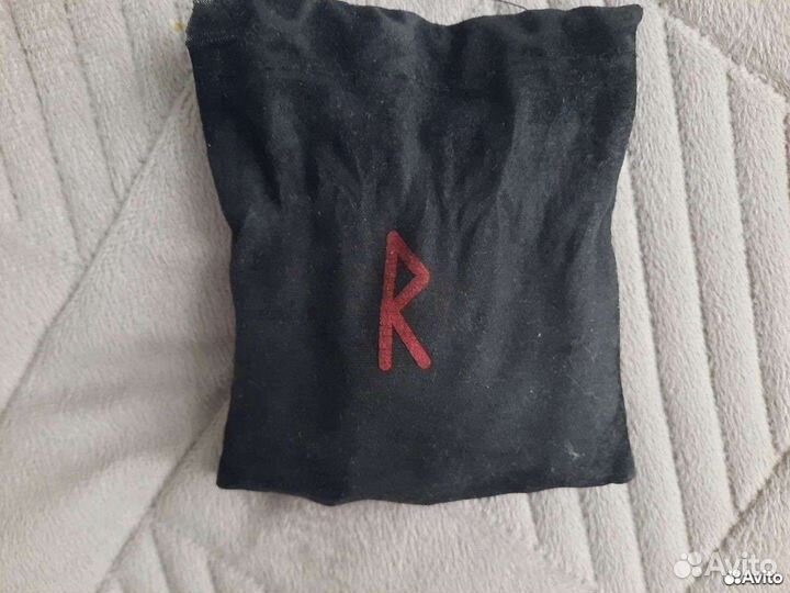 Книга Лаура Гуан и деревянные руны