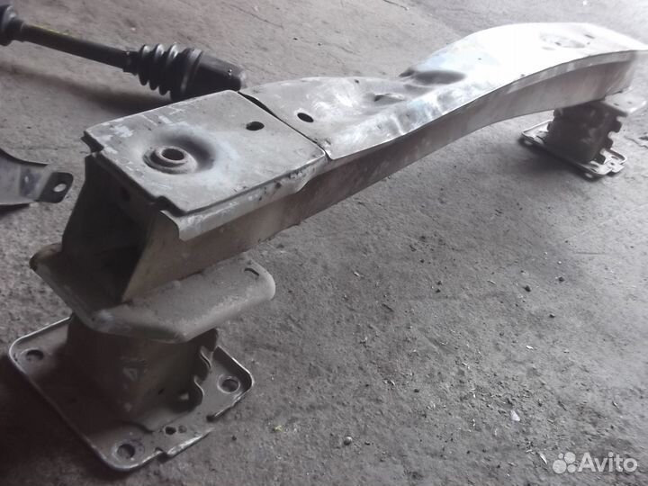 Усилитель переднего бампера Ford Transit Connect 2