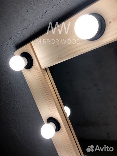 Гримерное зеркало в деревянной раме