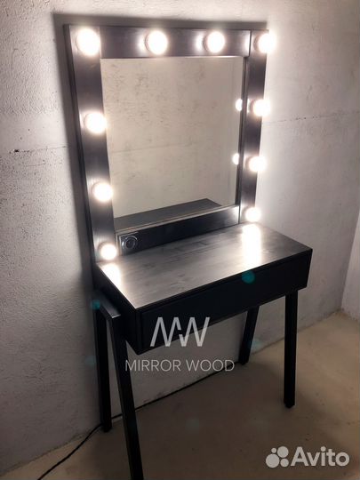 Гримерный столик с зеркалом и подсветкой