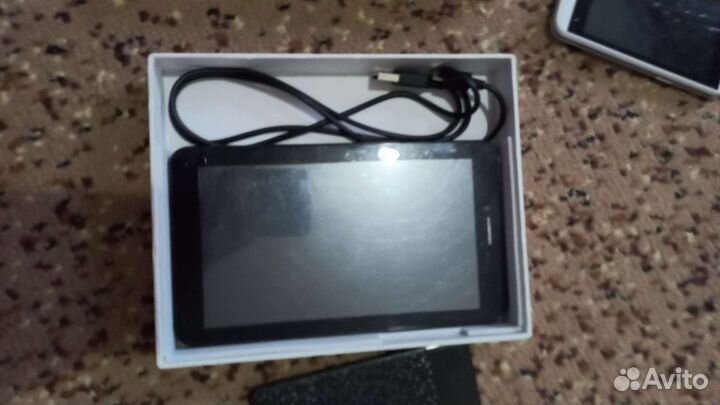 Планшет и повербанк