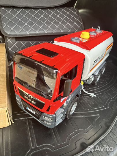 Бензовоз Bruder