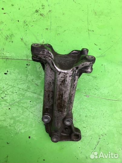Кронштейн двигателя правый Фольксваген Пассат Б3