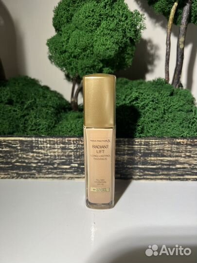 Тональная основа Max Factor Radiant Lift