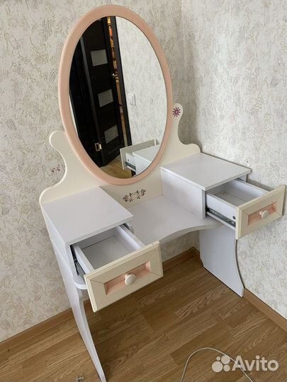 Туалетный столик для девочки с зеркалом