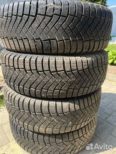 Pirelli Ice Zero FR 215/65 R16