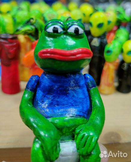 Лягушка Пепе. Pepe frog. Фигурка грустная лягушка