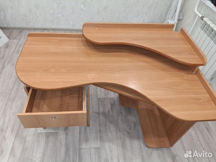 Компьютерный угловой стол