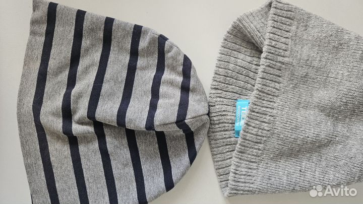 Шапки и манишка детские