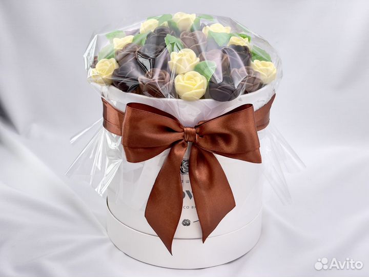 Шоколадные розы в коробке