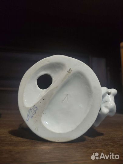 Фарфоровая статуэтка 