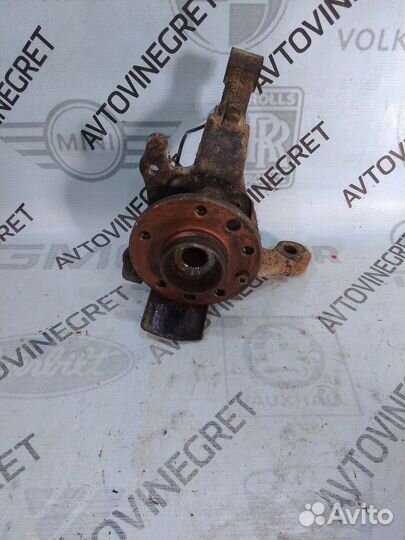 Кулак передний левый Opel Astra H