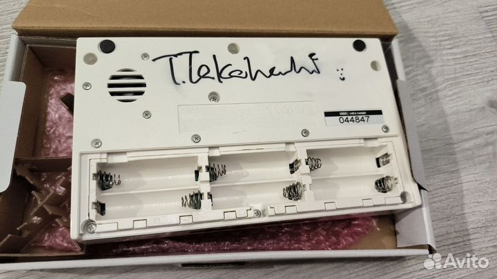 Korg volca sample с автографом Татсуи Такахаши