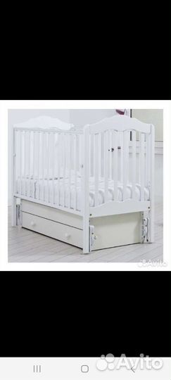 Детская кроватка с маятником