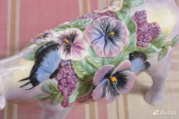 Керамика, корова с золотыми рогами и цветами