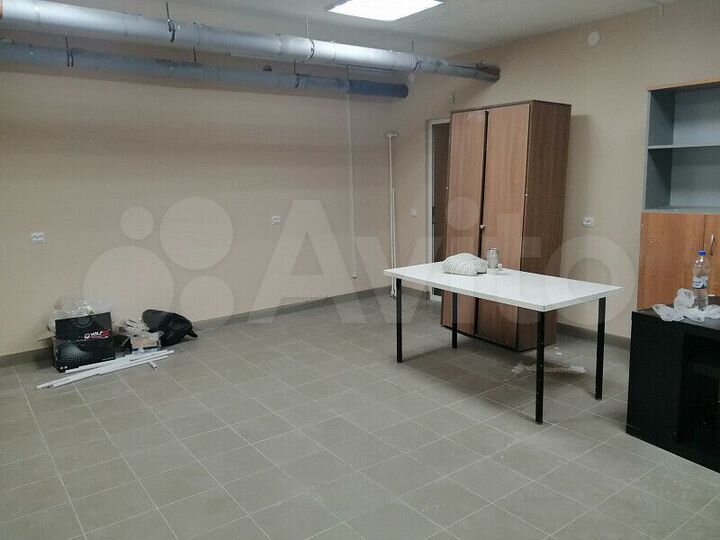 Помещение с арендаторами, 215 м²