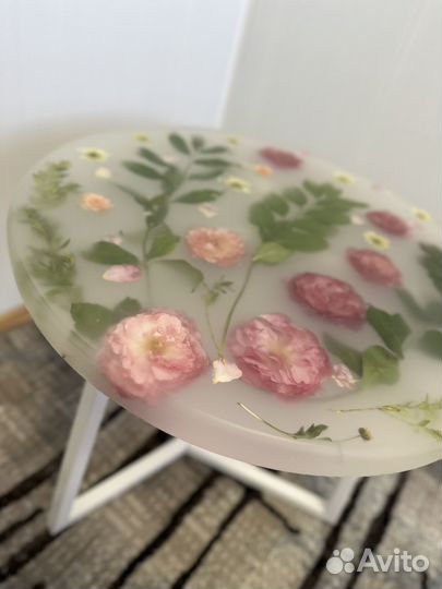 Стол из эпоксидной смолы с цветами