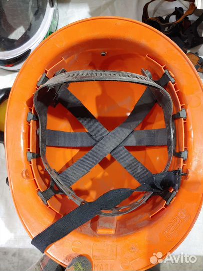 Каска с наушниками