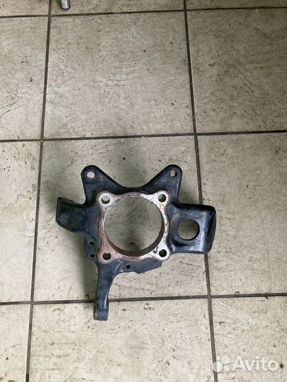 Кулак передний со ступицей Mitsubishi Pajero 4