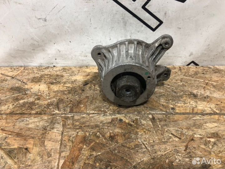 Подушка двигателя левая Mercedes-Benz C-Class W205