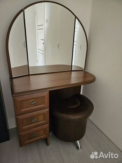 Продам трюмо с пуфиком