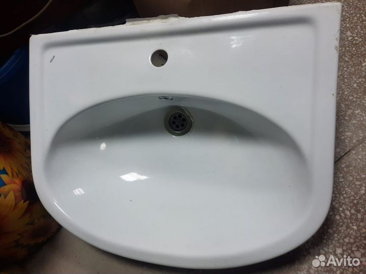 Раковина фаянсовая для ванной комнаты