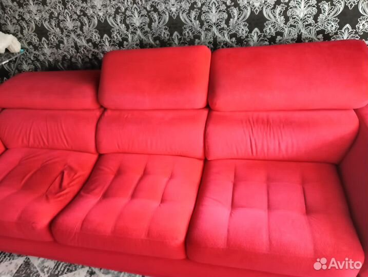 Диван красный