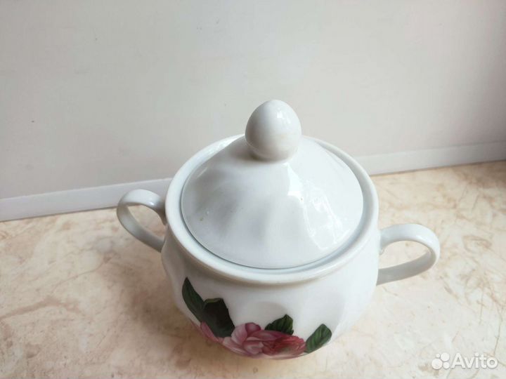 Фарфоровая сахарница с цветами