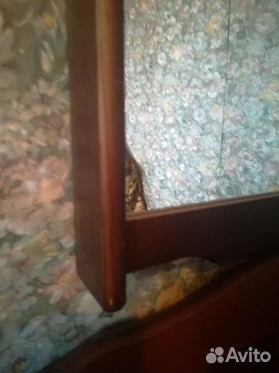 Зеркало в деревянной раме