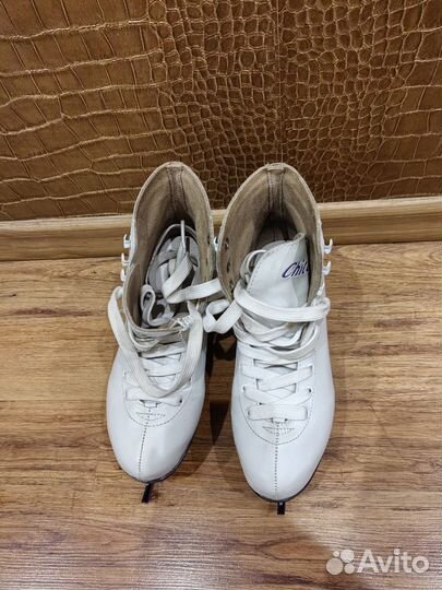 Коньки на девочку